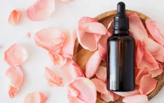 Huile de nigelle sur un tapis de roses